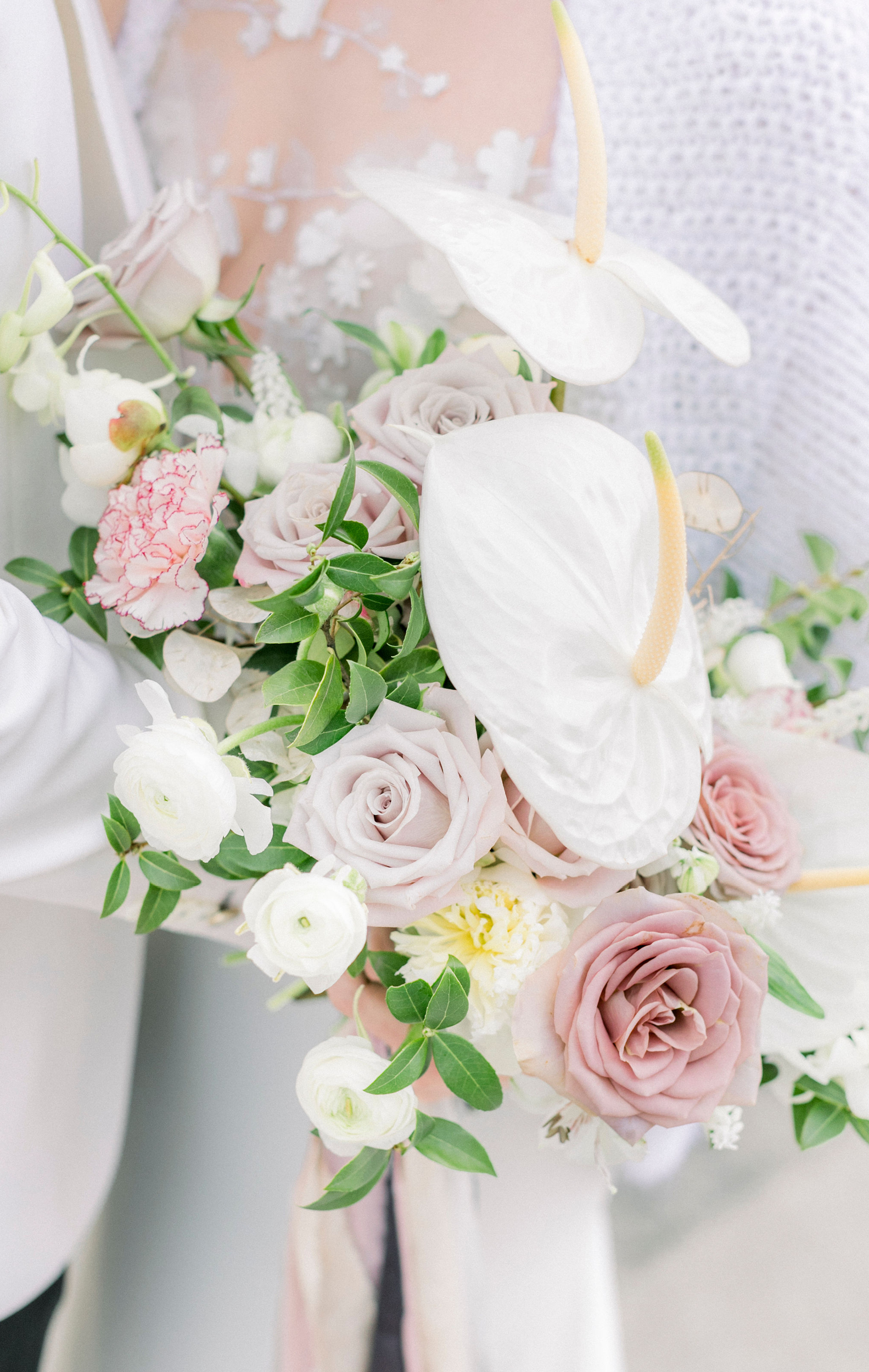 Shooting mariage éditorial à parisfine art florals bouquet de mariée