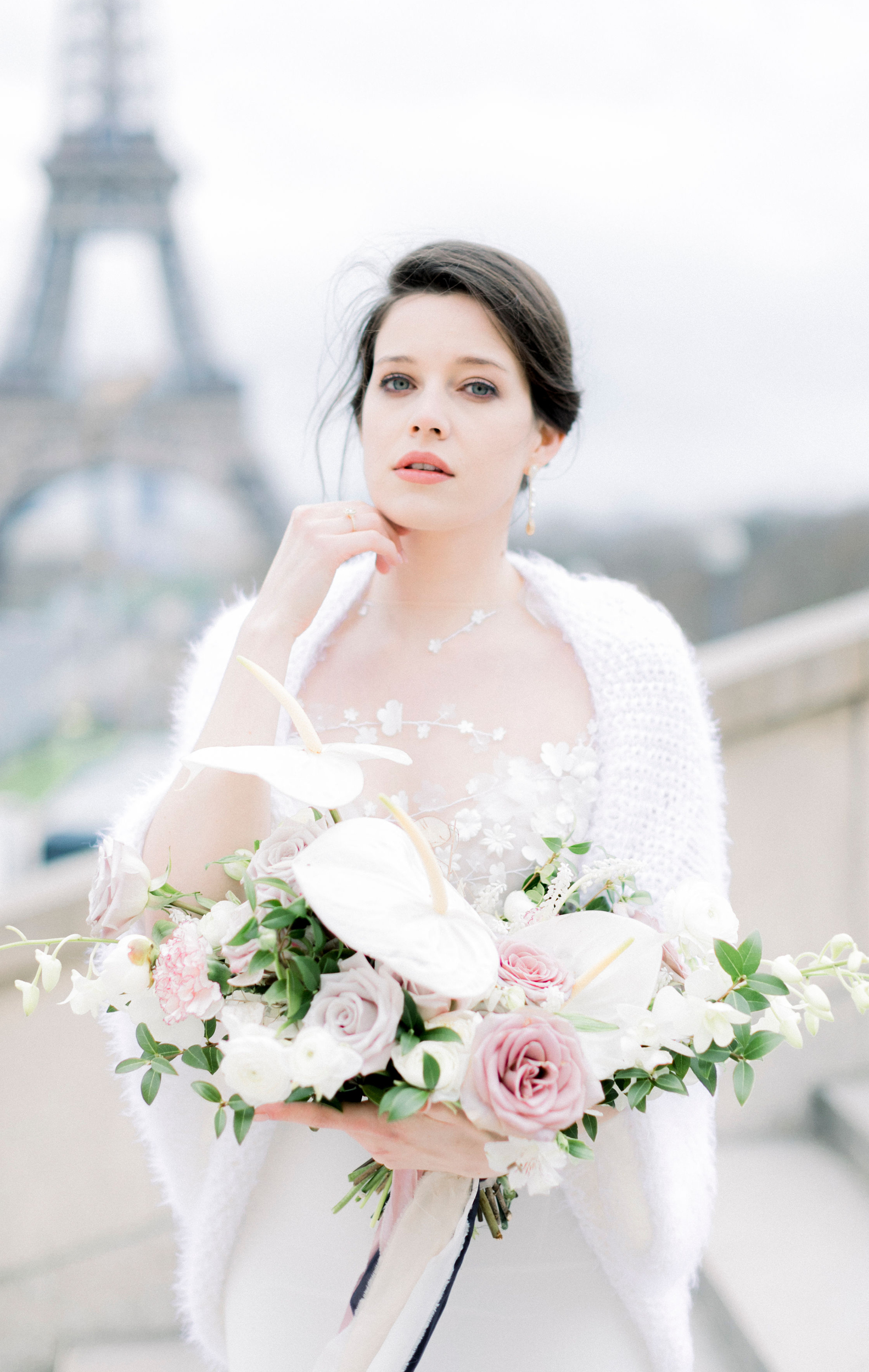 Shooting mariage éditorial à parisbouquet de mariée fine art florals