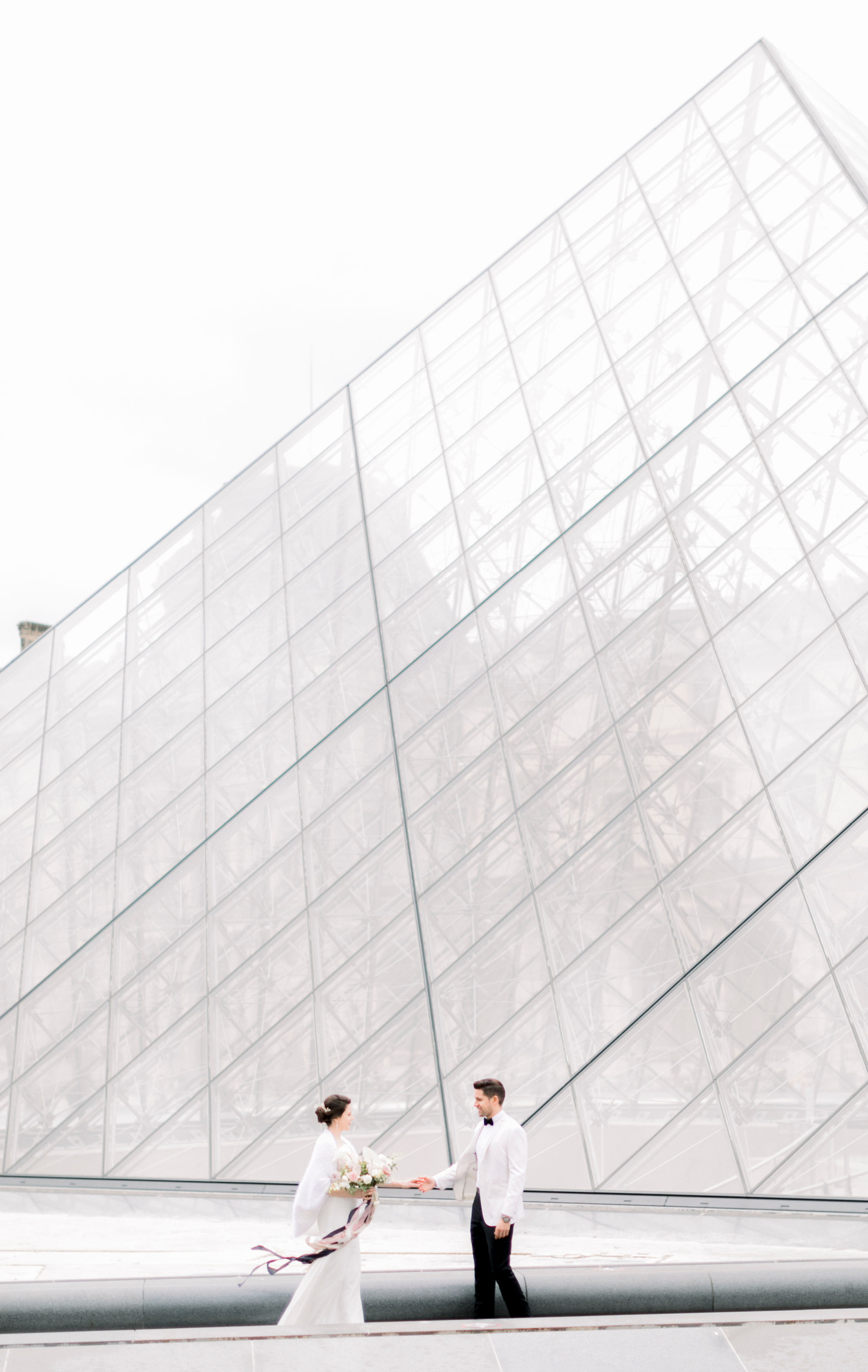 Mariage intime au cœur de la capitale pyramide du Louvre