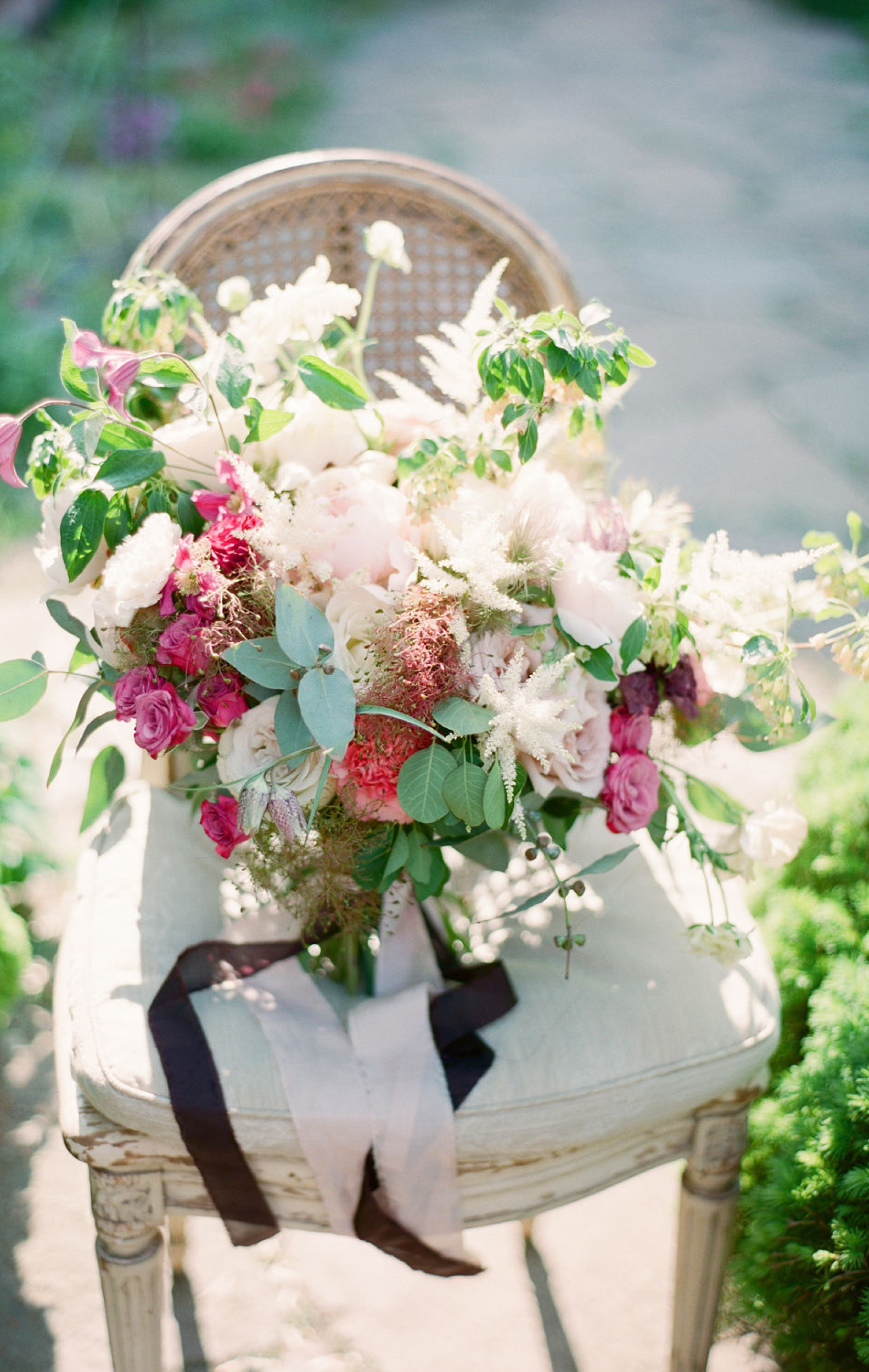 bouquet de mariée posé sur une jolie chaise