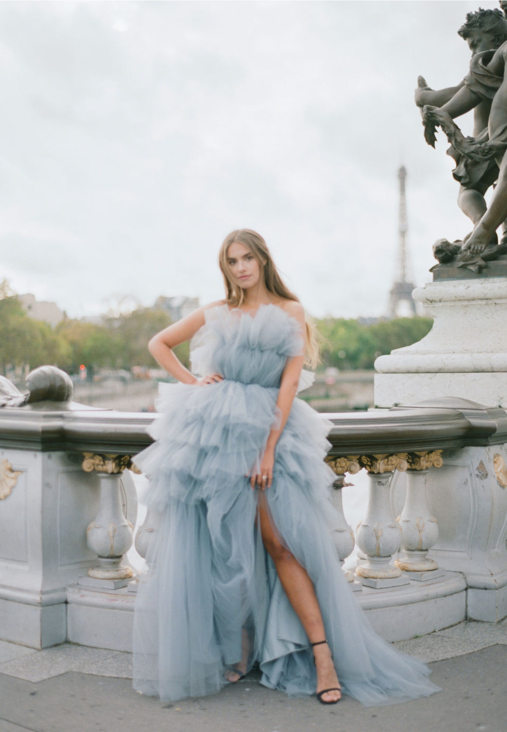 robe de mariee tulle bleue gris Chic Elopement parisien