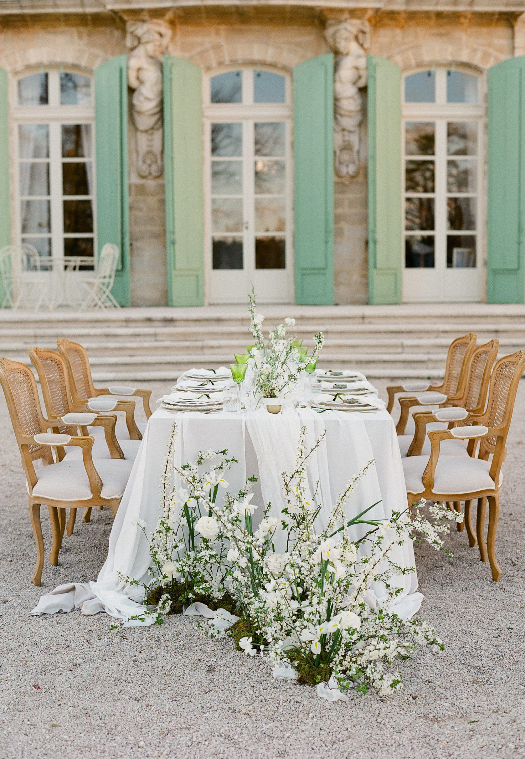 Décor de table épuré aux couleurs fraîches chateau de tourreau provence