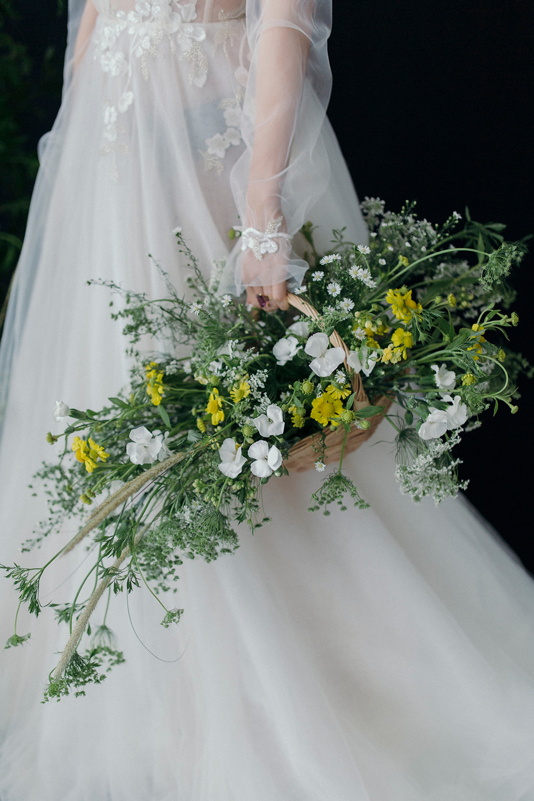 Mariage inspiré des tableaux de la Renaissance italienne panier de fleurs jaunes et blanches