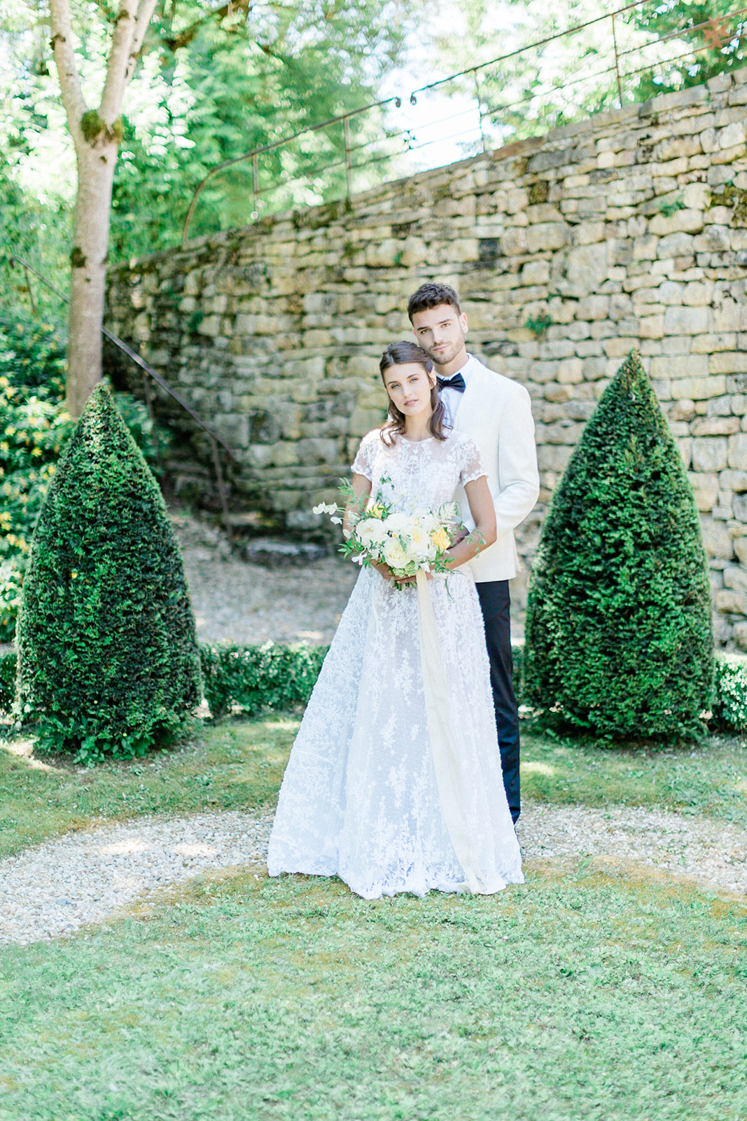 couple de mariés posant dans les jardins Mariage élégant au Château de Cas