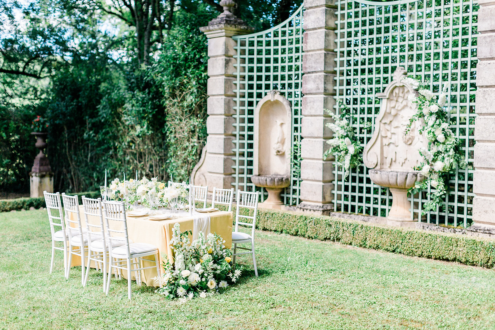 decoration table mariage jaune et blanche Mariage élégant au Château de Cas