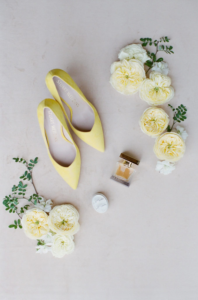 details mariage escarpins jaunes parfum et fleurs